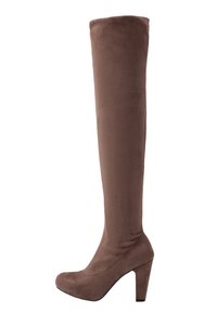 Botas marrones de tacón alto, por encima de la rodilla, hechas de un material suave similar al ante, con un diseño simple y liso y un tacón grueso.