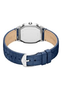 Achtkantiges Gehäuse aus rostfreiem Stahl mit einem blauen strukturierten Lederarmband und einer silberfarbenen Schnalle. Das Armband verfügt über dekorative Nähte und Perforationen.