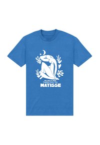 Camiseta azul con gráfico blanco de figura desnuda abstracta sentada, rodeada de formas botánicas, luna creciente, estrella y texto "Matisse."