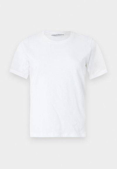 Απλό λευκό κοντομάνικο μπλουζάκι με στρογγυλή λαιμόκοψη, τοποθετημένο επίπεδα σε ανοιχτό φόντο, με ορατή μπροστινή όψη και μικρή ετικέτα μάρκας μέσα στο γιακά.