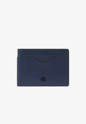 Porte-cartes en cuir bleu marine avec bord supérieur texturé et poche avant, doté d'un petit logo en métal noir au centre avant inférieur.