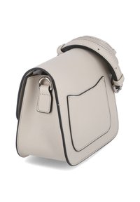 Borsa a mano in pelle beige con forma strutturata, rifiniture nere a contrasto, tasca frontale e tracolla rimovibile con dettagli testurizzati.