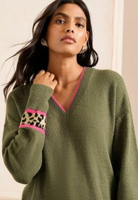 Love & Roses COSY V NECK LONGLINE - Stickad tröja - khaki green