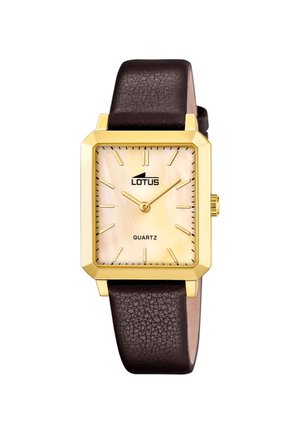 Reloj rectangular de tono dorado con esfera color crema, marcadores de hora dorados, correa de cuero marrón texturizada y movimiento de cuarzo de Lotus, mostrando la hora 9:10.