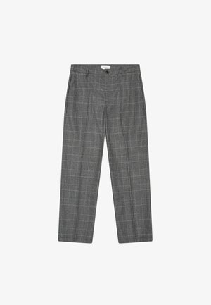 Szare, dopasowane spodnie z delikatnym wzorem kratki typu windowpane, z przodu zapinane na guzik, z szlufkami na pasek i bocznymi kieszeniami, ułożone płasko na białym tle.