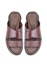 Sandales glissantes en cuir marron avec des brides croisées, une semelle intérieure texturée et une semelle en caoutchouc noir contrastant. Design simple, bout ouvert.