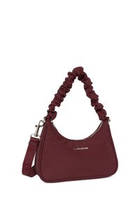 Borsa in tessuto bordeaux con design curvo, tracolla elasticizzata, zip argentata e logo impresso sul davanti. Texture liscia.