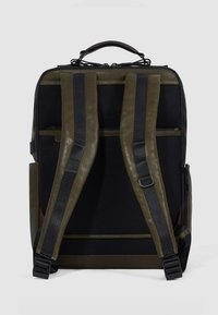 Schwarzer Rucksack mit olivgrünen Trägern und Details; verfügt über eine strukturierte Oberfläche, mehrere Fächer und einen oberen Griff.