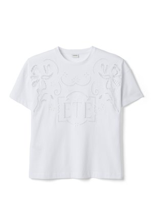 Witte T-shirt met korte mouwen met ingewikkeld verhoogd bloemrijk borduurwerk en het woord "ETE" gecentreerd aan de voorkant.