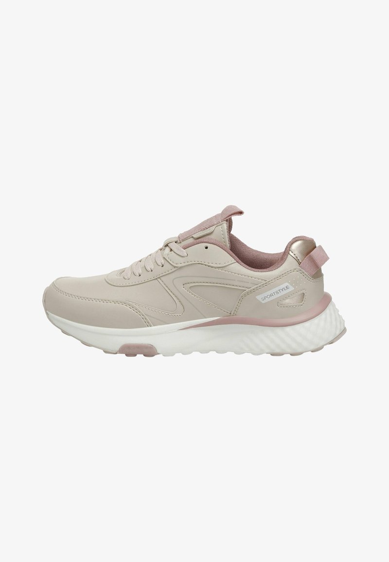 Baskets de sport beige et rose avec fermeture à lacets à l'avant, col rembourré, semelle blanche texturée et étiquette "SPORTSTYLE" sur le côté.