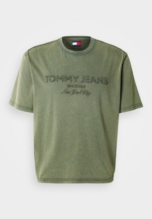 Olivegrünes Baumwoll-T-Shirt mit kurzen Ärmeln und rundem Ausschnitt. Besticktes "TOMMY JEANS"-Logo mit den Schriftzügen "SINCE 1985" und "New York City".