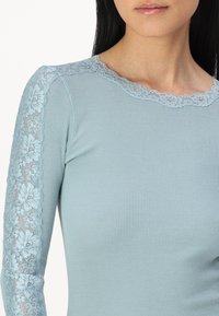 Rosemunde BERNADINE  REGULAR O NECK - Ilgarankovis viršutinės dalies drabužis - blue mist