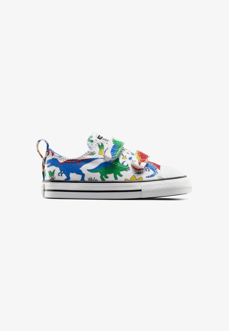Schnürsenkelsneaker mit einem weißen Canvas-Obermaterial, das bunte Dinosaurier-Designs in Blau, Grün und Rot aufweist, einer Gummikappe und schwarzen Streifen.