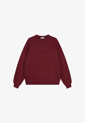 Burgundin sweatshirt, joka on valmistettu puuvillasta, jossa on pyöreä kaula-aukko, pitkät hihat ja hillitty brodeerattu logo rinnassa. Ei kuvioita tai koristeita.