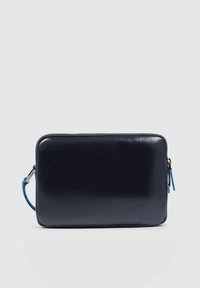 Bolso de cuero azul marino con textura lisa, forma rectangular, cierre de cremallera y detalles azules en las tiras de la cremallera.