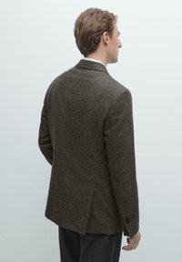 Brauner, strukturierten Woll-Blazer mit einem Schlitz, Reverskragen und Knopfmanschetten. Verfügt über ein klassisches, maßgeschneidertes Design für einen vielseitigen Look.