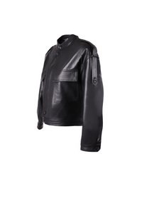 Giacca in pelle nera con colletto alto, due tasche frontali e chiusura con bottone laterale. Presenta una superficie liscia e una tasca aggiuntiva sul maniche.