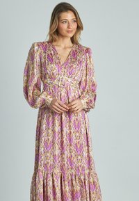 Maxikleid im lila und gelben abstrakten Muster, lange Puffärmel, V-Ausschnitt, tailliert mit einem Gürtel, gestuftem Rock aus fließendem Stoff.