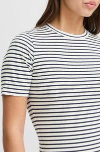 Camiseta de mezcla de algodón con rayas horizontales en azul marino y blanco, mangas cortas, cuello redondo y silueta ajustada.