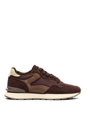 Baskets en daim marron et beige avec fermeture à lacets et semelle blanche, vues de côté sur fond blanc.