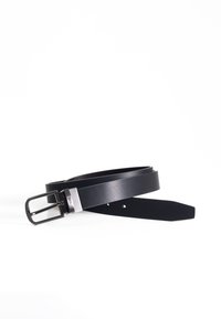 Cinturón de cuero negro con acabado liso, hebilla metálica rectangular y múltiples agujeros para ajuste. Presenta un diseño minimalista.