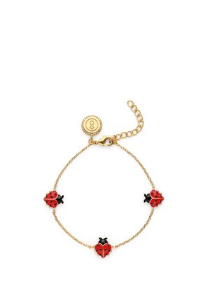 Pulsera de cadena de oro con tres charm de mariquitas rojas y negras distribuidas uniformemente, un cierre redondo dorado y una cadena ajustable.