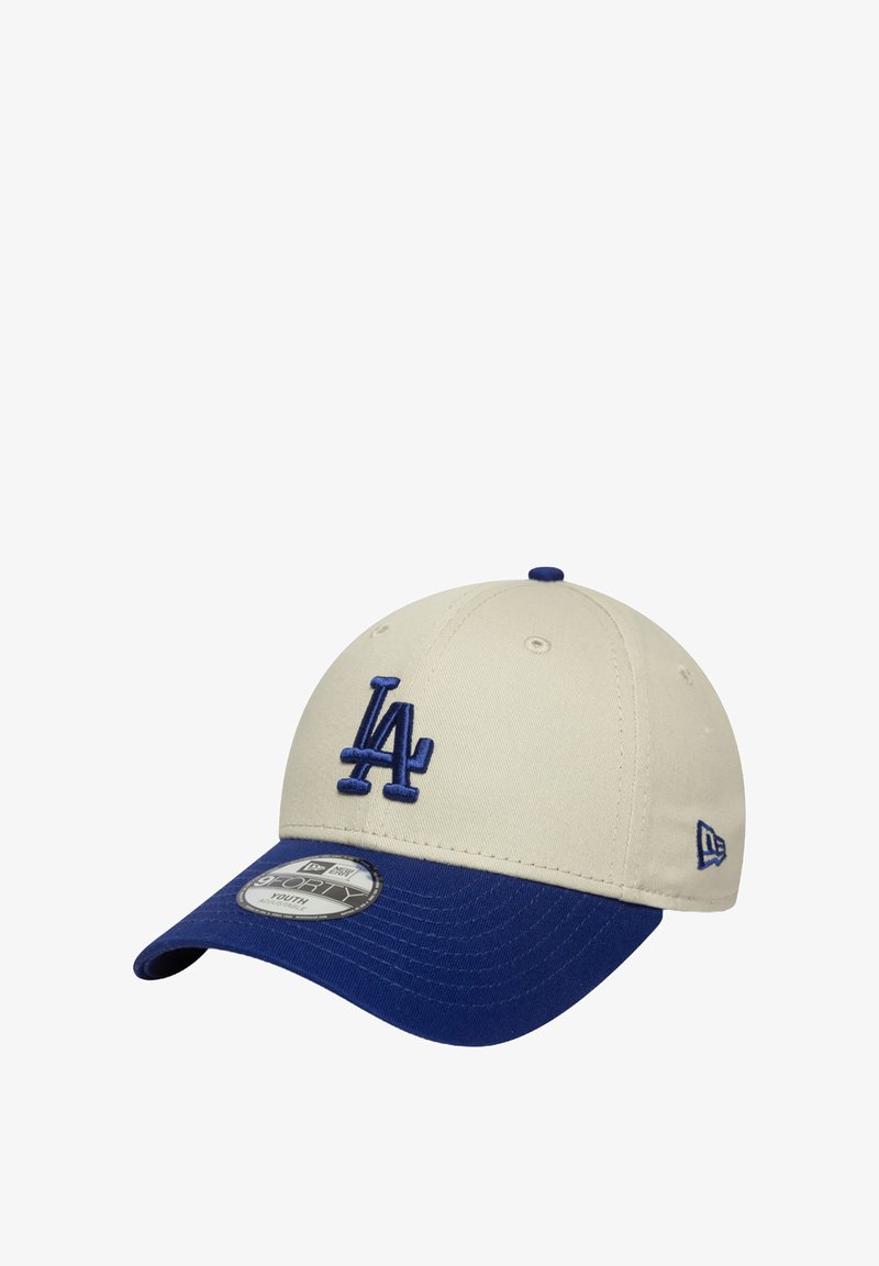 Cappellino da baseball in tessuto beige con visiera blu. Presenta il logo "LA" ricamato in blu sulla parte anteriore. Include un'etichetta sulla parte inferiore della visiera.