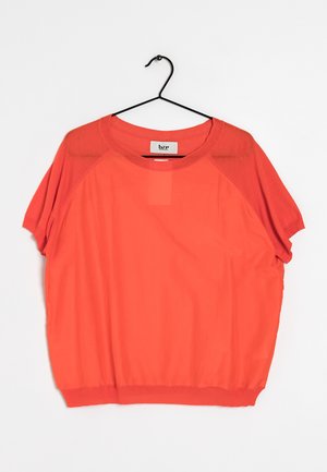 Krótki rękaw, luźna bluzka w jaskrawoczerwonym kolorze z okrągłym dekoltem, z jednolitym kolorem i prążkowanym dołem. Metka: bzr.
