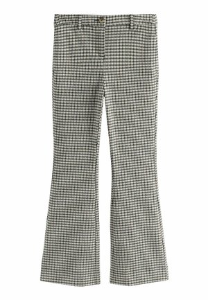 Pantalons à carreaux noir et blanc évasés, confectionnés dans un tissu léger, avec une fermeture à bouton et des passants de ceinture, présentant un motif de texture subtil.