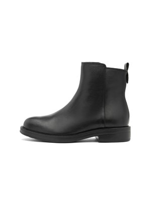 Stivale alla caviglia in pelle nera con tacco basso, punta rotonda, cuciture laterali e inserto per il tallone sul retro, presentato su uno sfondo bianco.