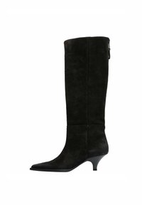 Stivale alto in suede nero con punta affilata e tacco basso e tapered. Presenta una zip laterale e una texture liscia.