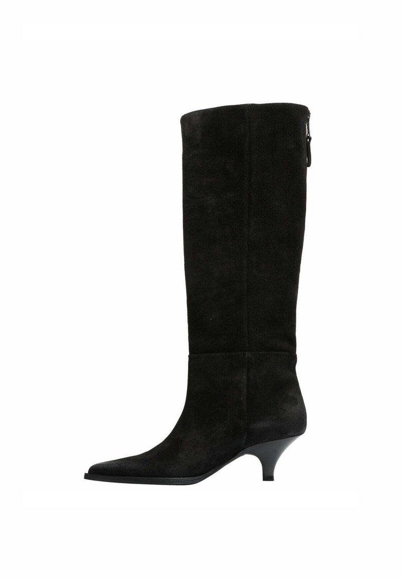 Stivale alto in suede nero con punta affilata e tacco basso e tapered. Presenta una zip laterale e una texture liscia.