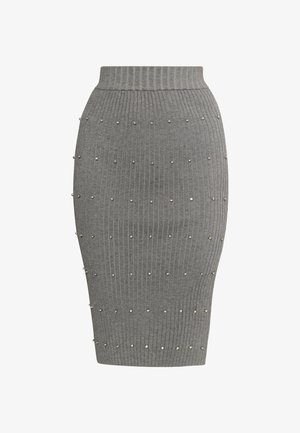 Šedá pružná pletená tužková sukně s vysokým pasem, zdobená dekorativními stříbrnými nýty rovnoměrně rozmístěnými po celé látce.