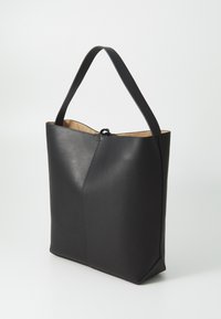 Borsa a tracolla nera in pelle con una texture liscia, design minimalista e forma strutturata. Presenta una sola tracolla e una chiusura superiore.