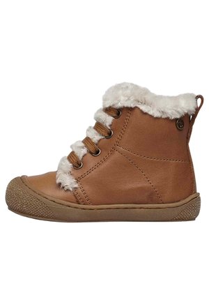 Botas de tobillo de cuero marrón con un collar blanco peludo, punta redonda, suela de goma marrón texturizada y cordones marrones a través de ojales metálicos.