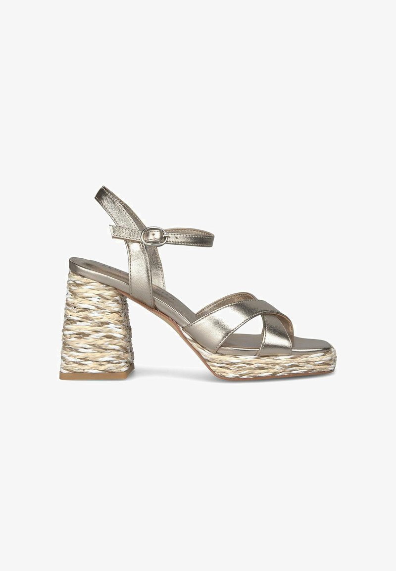 Metallisch goldene Sandale mit Absatz, gekreuzten Riemen, dicker, geflochtener Seilabsatz und verstellbarem Knöchelriemen. Glatte Oberfläche und Offene Zehen-Design.