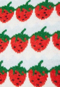 Stickad tygdesign med rader av röda jordgubbar som har gröna blad och svarta frön på en vit bakgrund.