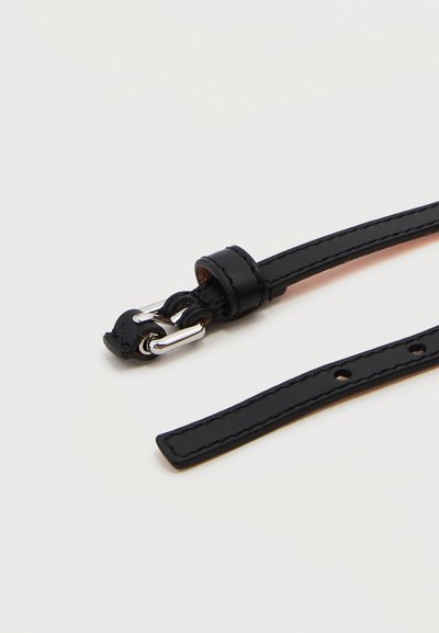 Μαύρο λουράκι ρολογιού από δέρμα με ασημένια αγκράφα και τρύπες για ρύθμιση, εμφανίζεται πάνω σε απλό ανοικτό φόντο.