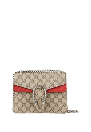 Beige og brun Gucci monogram skuldertaske med en sølvkædet rem, rød ruskindsbeklædning og sølv tigerhoved-hestesko-lås.