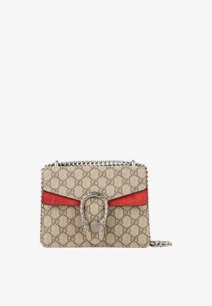 Beige og brun Gucci monogram skuldertaske med en sølvkædet rem, rød ruskindsbeklædning og sølv tigerhoved-hestesko-lås.