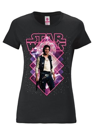 Zwart T-shirt met Han Solo die een blaster vasthoudt, roze geometrische vormen en groot roze 'Star Wars'-logo boven hem tegen een sterrenhemel.