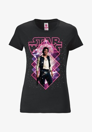 Zwart T-shirt met Han Solo die een blaster vasthoudt, roze geometrische vormen en groot roze 'Star Wars'-logo boven hem tegen een sterrenhemel.