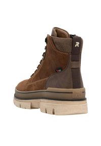 Botas de tobillo de cuero marrón con superficie texturizada, suela de goma en contraste y cremallera lateral para facilitar su uso. Detalle de talón reforzado.
