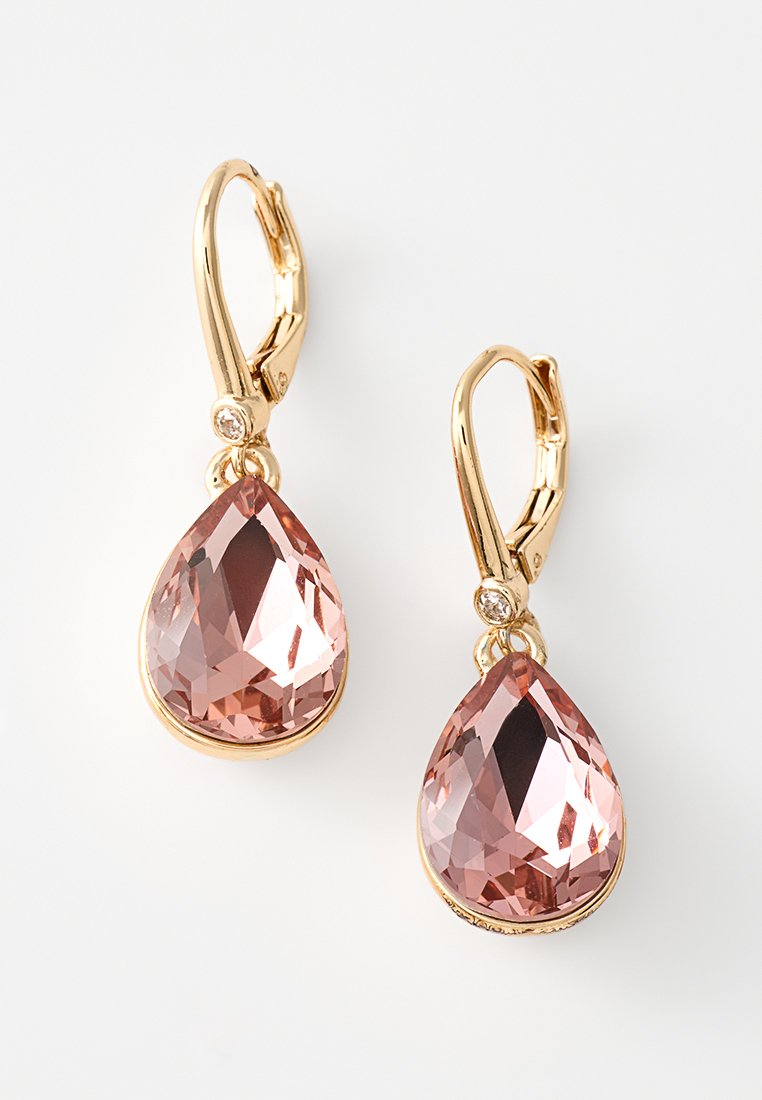Goldfarbene, hängende Ohrringe mit einem tropfenförmigen rosa Kristall und einem kleinen klaren Akzentstein, die eine polierte Oberfläche und ein facettiertes Design zeigen.