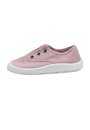 Zapatilla de lona rosa claro sin cordones, con suela de goma blanca, tres ojales metálicos y diseño de tobillo bajo, mostrada sobre un fondo blanco.