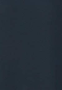 Tessuto blu scuro con una texture morbida e liscia. Nessun motivo visibile o decorazione, creando un aspetto semplice e uniforme.