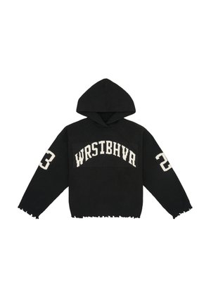 Czarna, prążkowana bluza z kapturem o postrzępionym wykończeniu, z białym napisem "WRSTBHVR" i numerem "23" na rękawach. Miękka tekstura, casualowy styl.