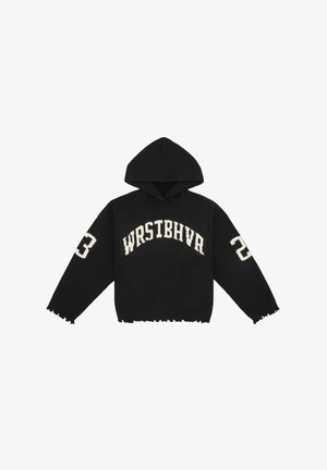 Svart ribbad hoodie med fransad fåll, med vit text "WRSTBHVR" och siffran "23" på ärmarna. Mjuk struktur, avslappnad design.