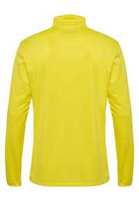 Langærmet sportstrøje i stærk gul, lavet af glat, let materiale. Har en høj krave og et sømløst bagstykke.
