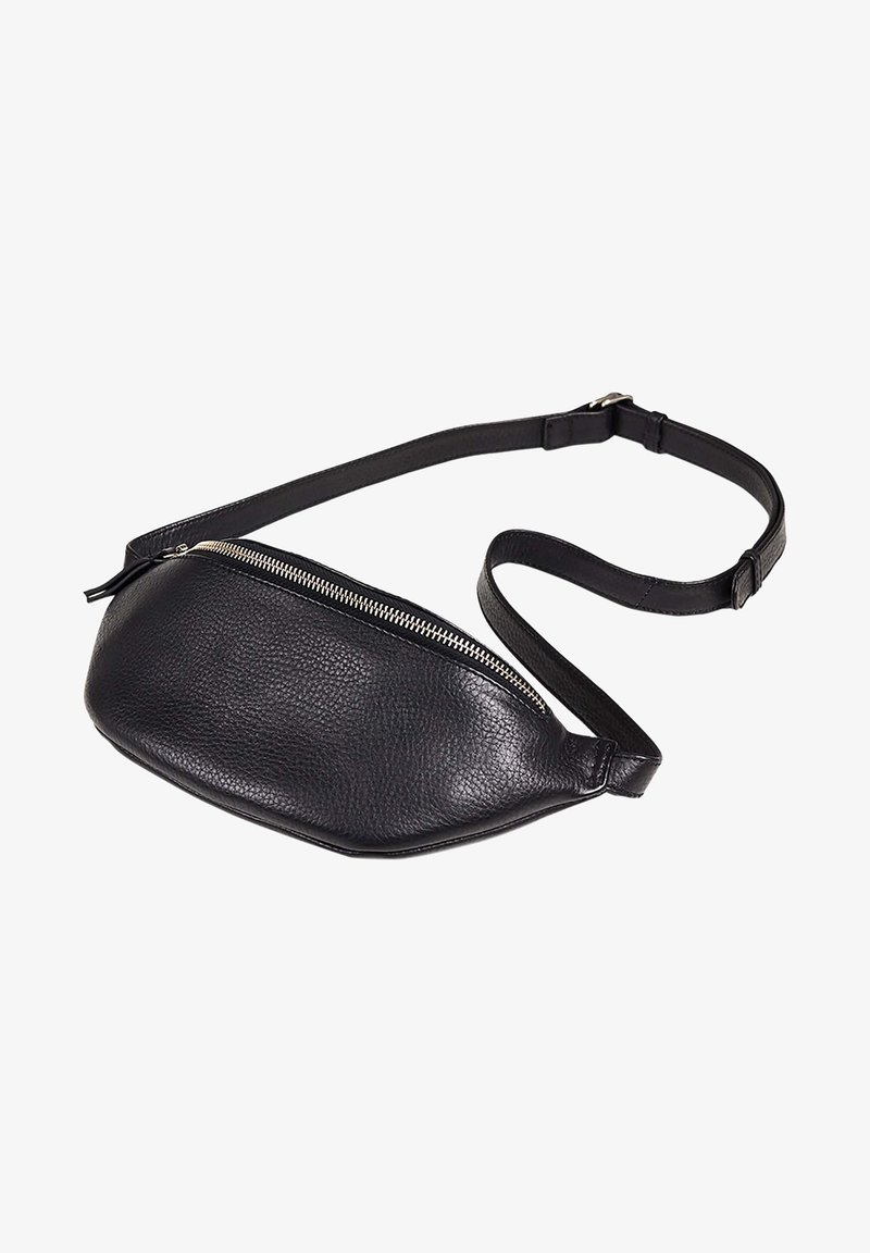 Marsupio in pelle nera con finitura testurizzata, dotato di una zip argentata e di una tracolla regolabile. Forma arrotondata con profilo piatto.